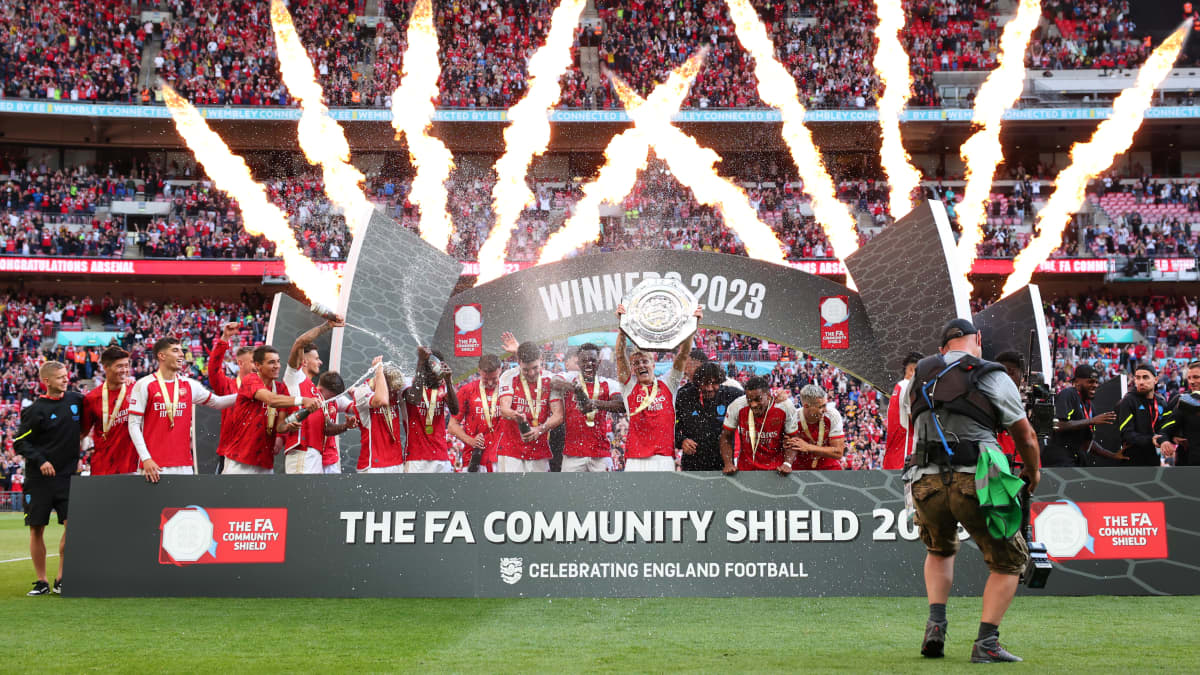 Arsenal juhlii Community Shieldin voittoa. 