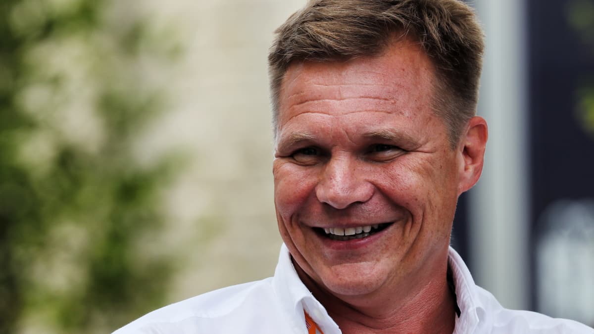 Mika Salo hymyilee kuvassa.