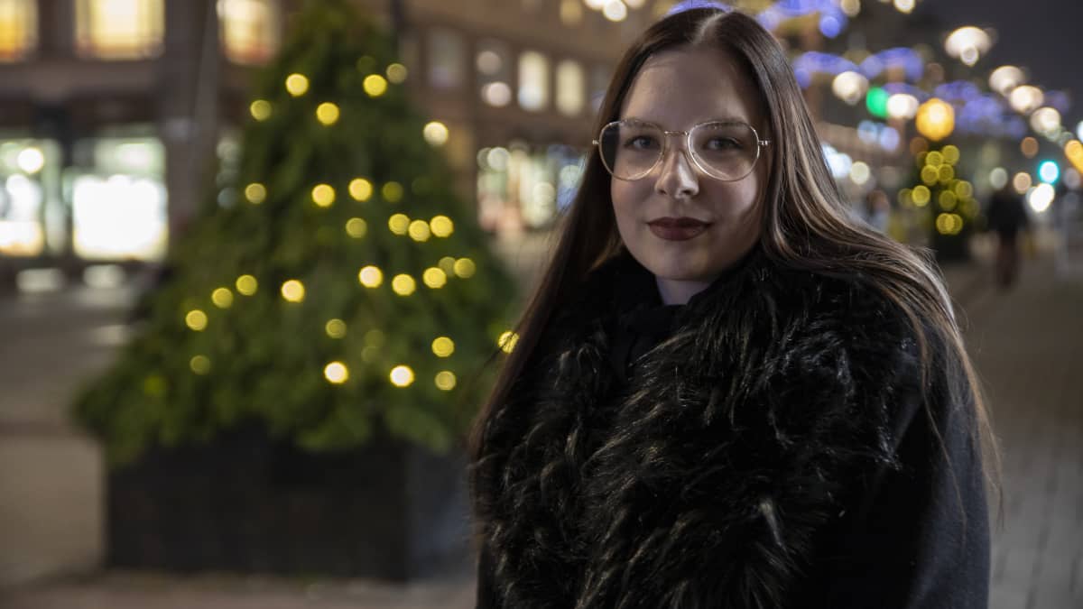 Turkulainen Janika Sirén katselee Yliopistonkadun päähän. 