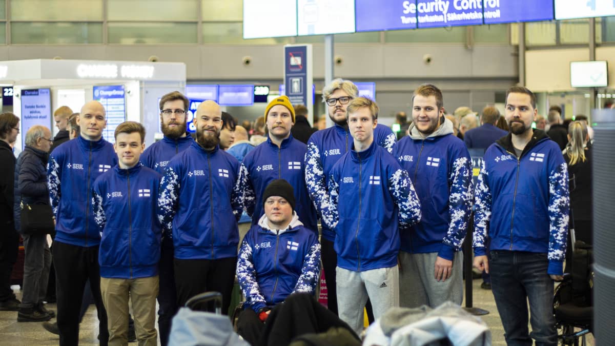 Suomen e-urheilumaajoukkue lentokentällä.