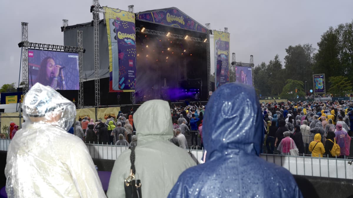 Pohjois-Suomen suurin festivaali käynnistyi vesisateessa, mutta vieraiden  hymy ei hyydy: 