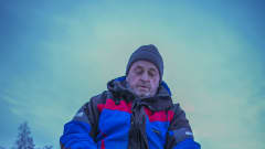 Kokkolalainen Armas Jansson istuu pilkkijakkarallaan jäällä ja pilkkii madetta.
