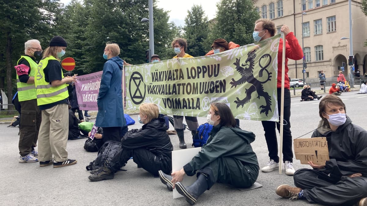 Elokapinan mielenosoittajat istuvat tiellä Tampereella.