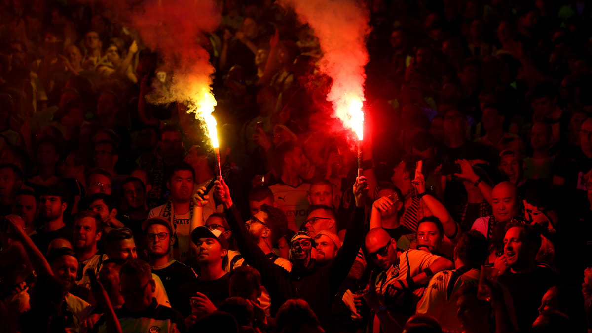 Dortmundin ultrakannattaja polttaa soihtuja Mestarien liigan ottelussa.