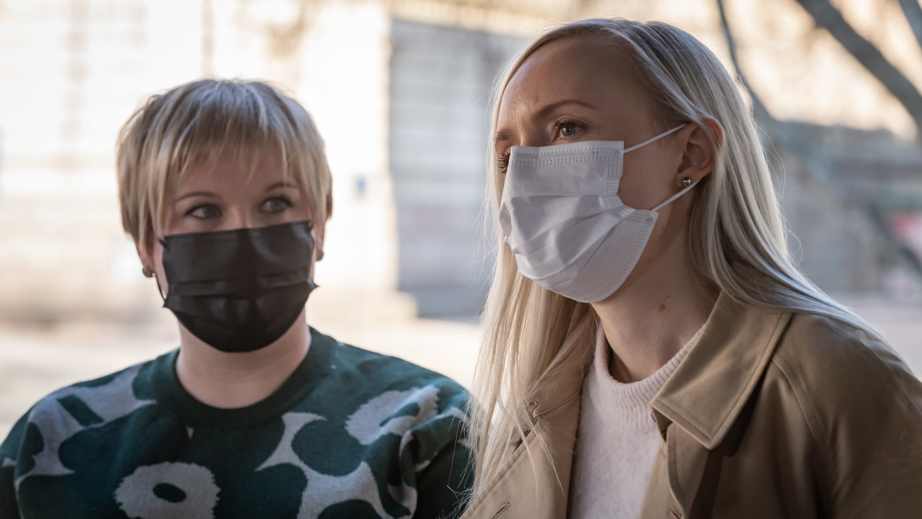 Annika Saarikko ja Maria Ohisalo Säätytalon portailla hallituksen puoliväliriihen alkaessa 21. huhtikuuta.