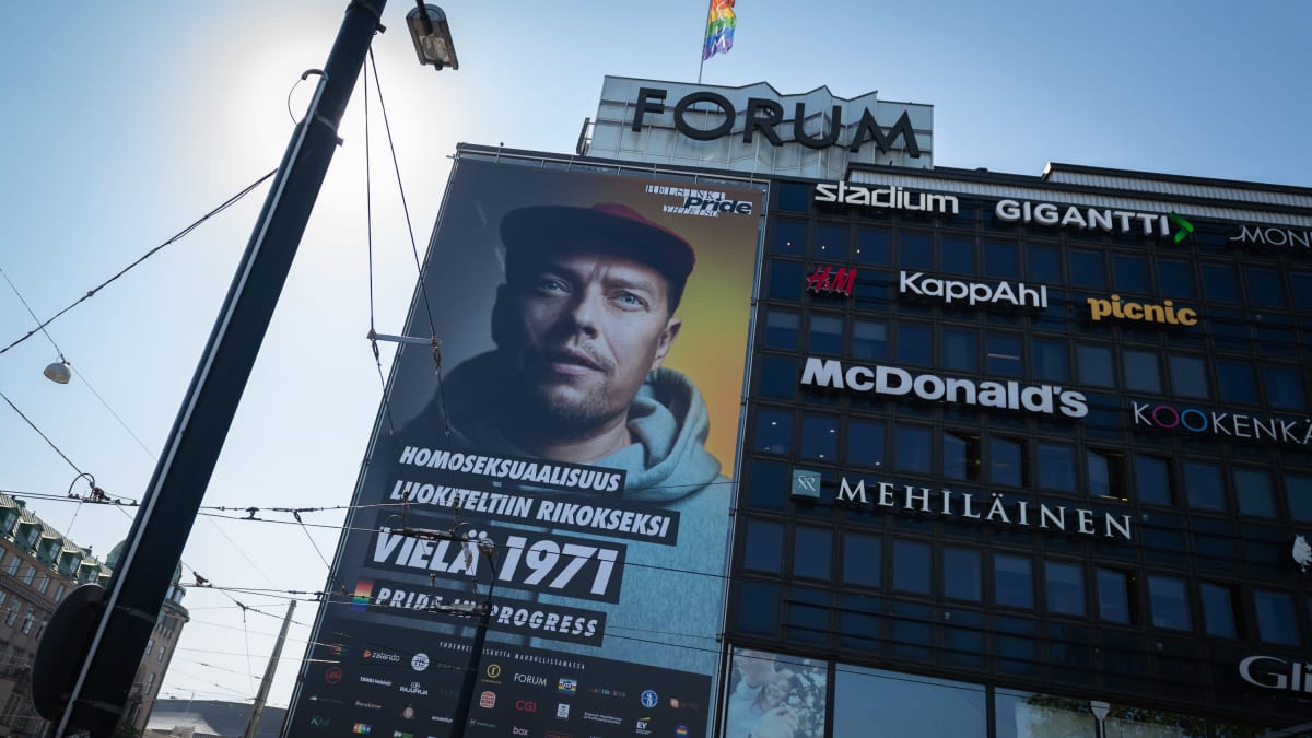 Jarkko Poropudas Pride-julisteessa Helsingin Forumin julkisivussa