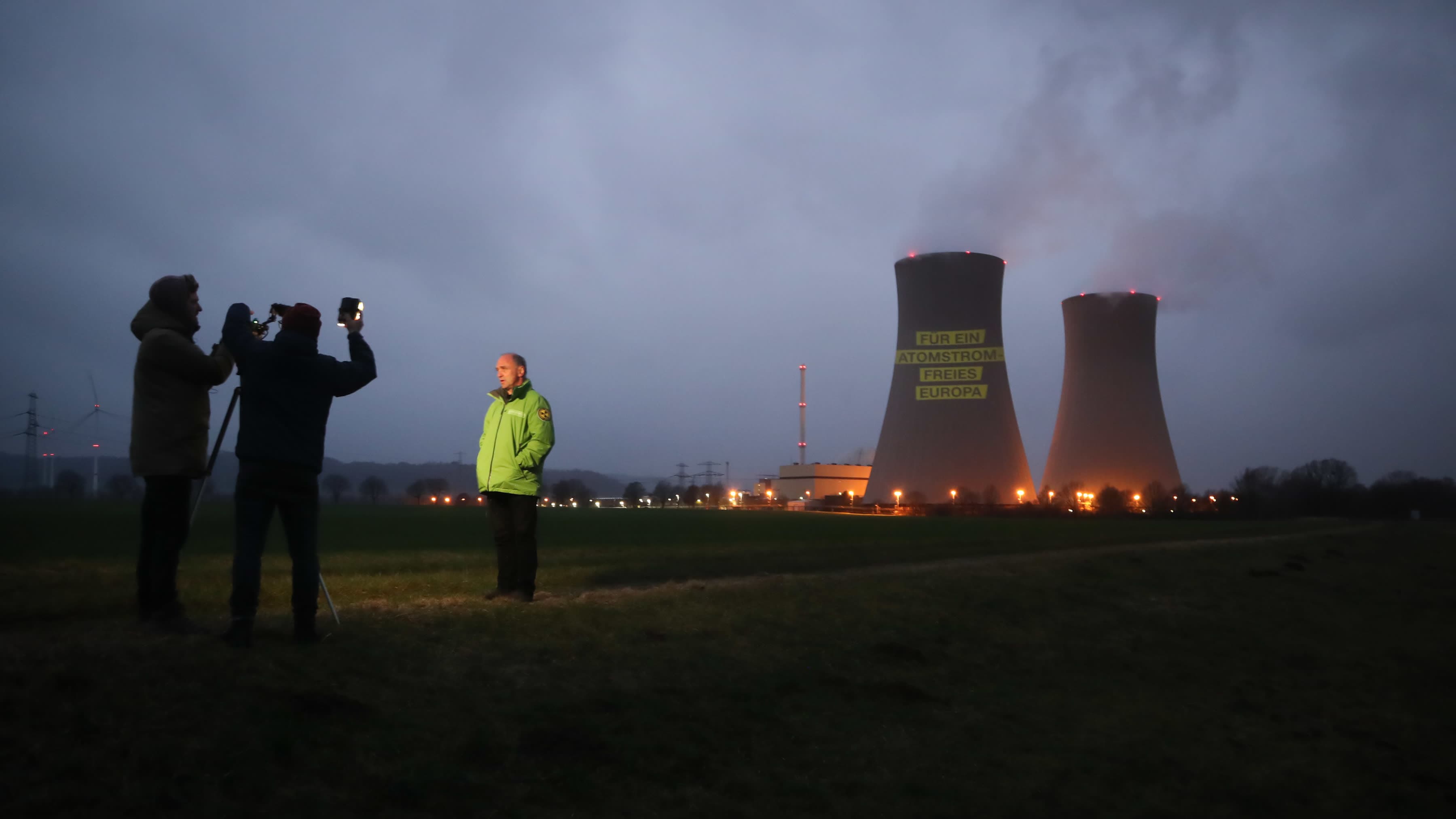Greenpeacen aktivisti antaa haastattelua ydinvoimalan edessä Saksassa. 