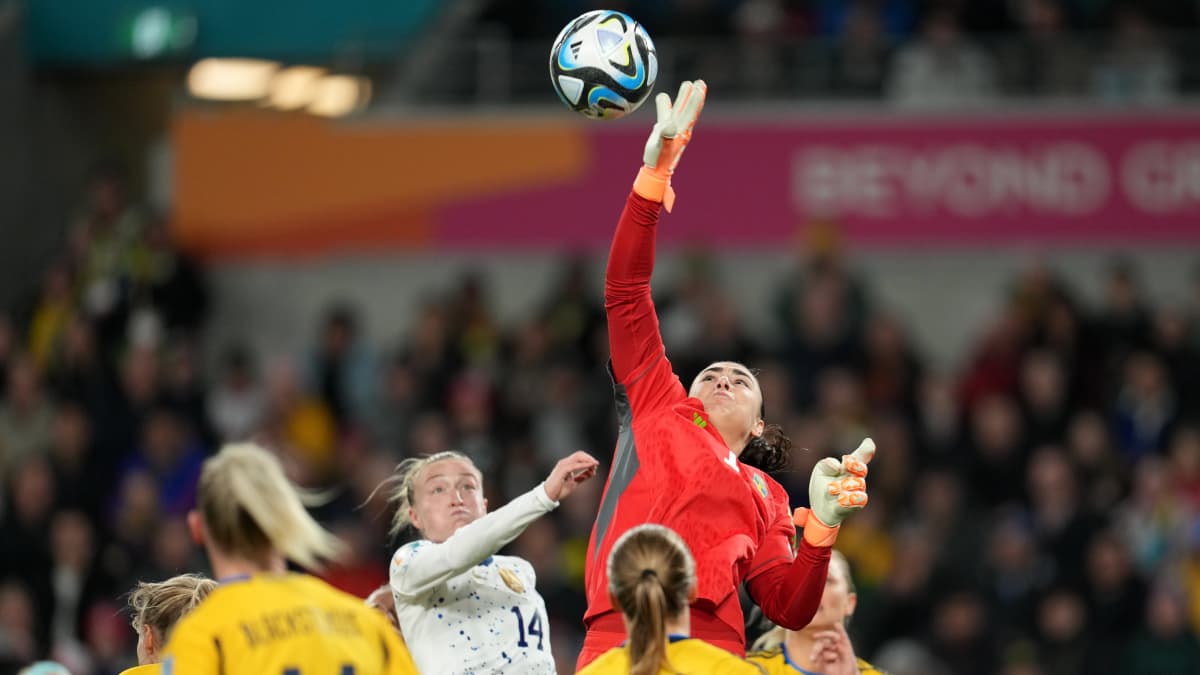 Zecira Musovic hyppää palloon.