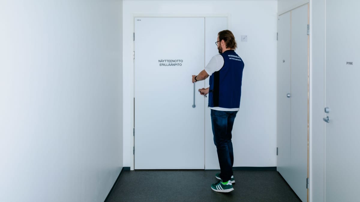 Markku Kuikka avaa oven, jossa lukee näytteenotto, erilläänpito.