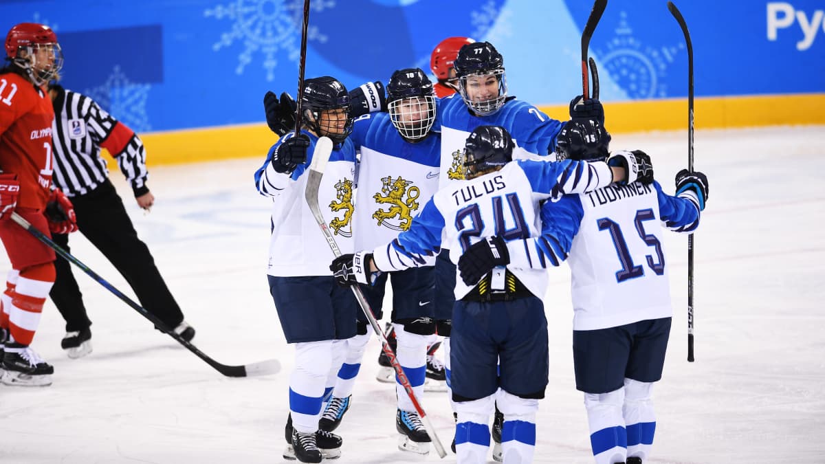 Suomen naisten jääkiekkomaajoukkue juhlii maalia olympialaisissa 2018.