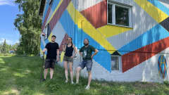 Joutsassa avautunut Kineettisen taiteen talo KITA talon takapihalla kolme ensimmäisen kesänäyttelyn taiteilijaa Jari Johannes, Mimosa Pale ja Tuomo Vuoteenoma.