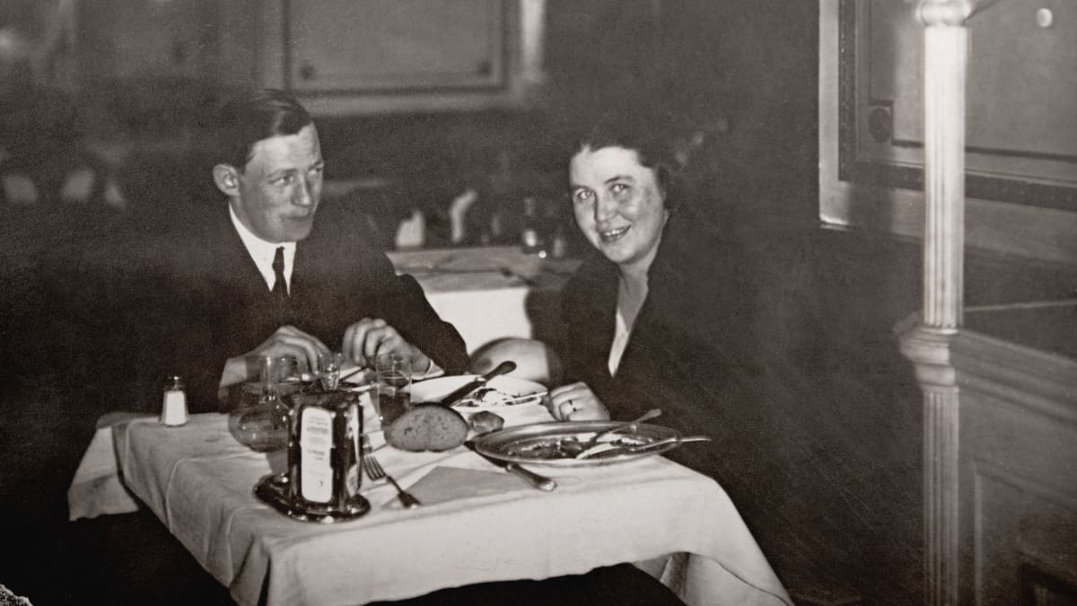 Aino ja Alvar illallisella Wienissä.