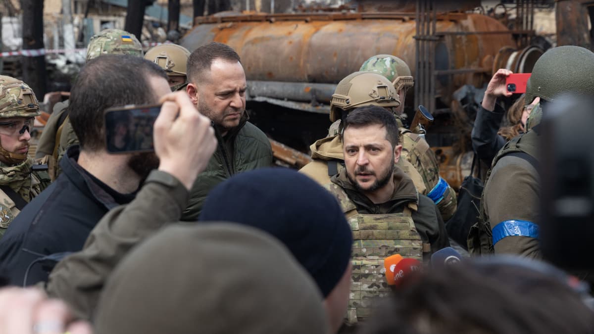 Ukrainan presidentti Volodymyr Zelenskyy vieraili Buchan kaupungissa Kiovan alueella, jossa Venäjän joukkojen miehityksen aikana tapahtui siviilien joukkomurhia, 4.  huhtikuuta 2022.