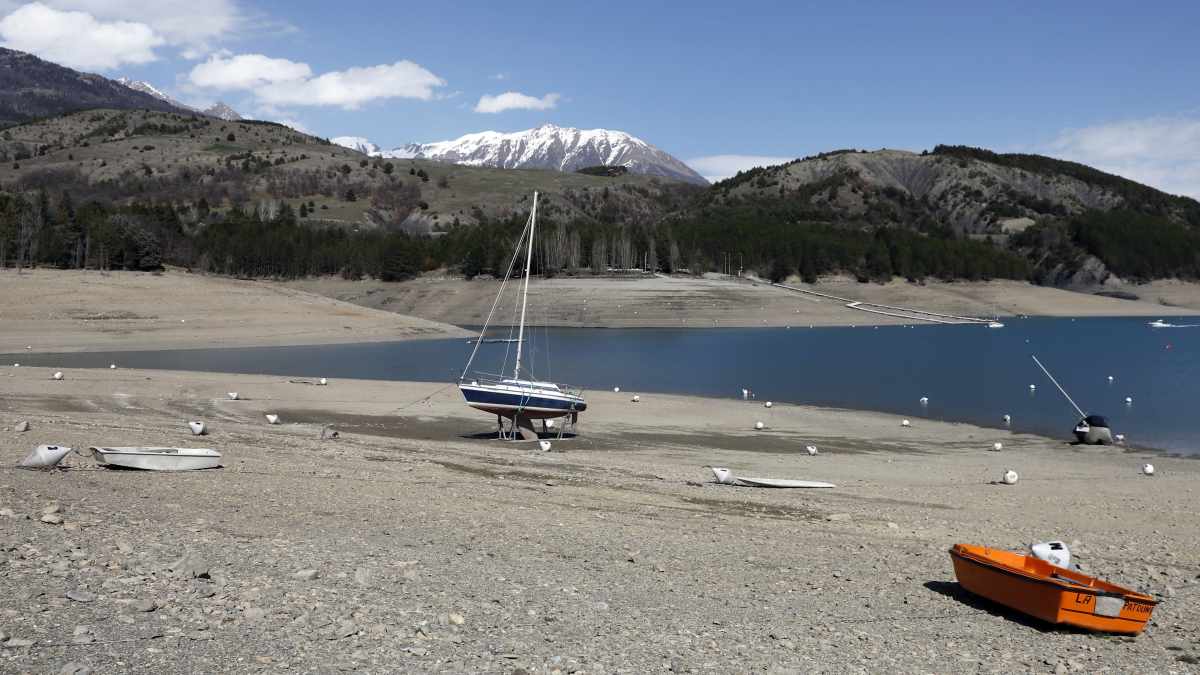 Kuivuneen järven pohjalla on hylättynä veneitä.