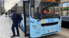 Mies astuu ulos Lahden paikallisliikenteen linja-autosta.
