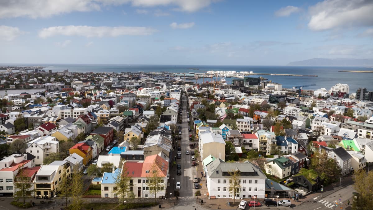 Reykjavik kattojen yltä kuvattuna.
