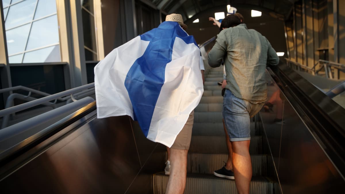 Huuhkajien kannattajia matkalla EM-kisaotteluun Pietarissa.