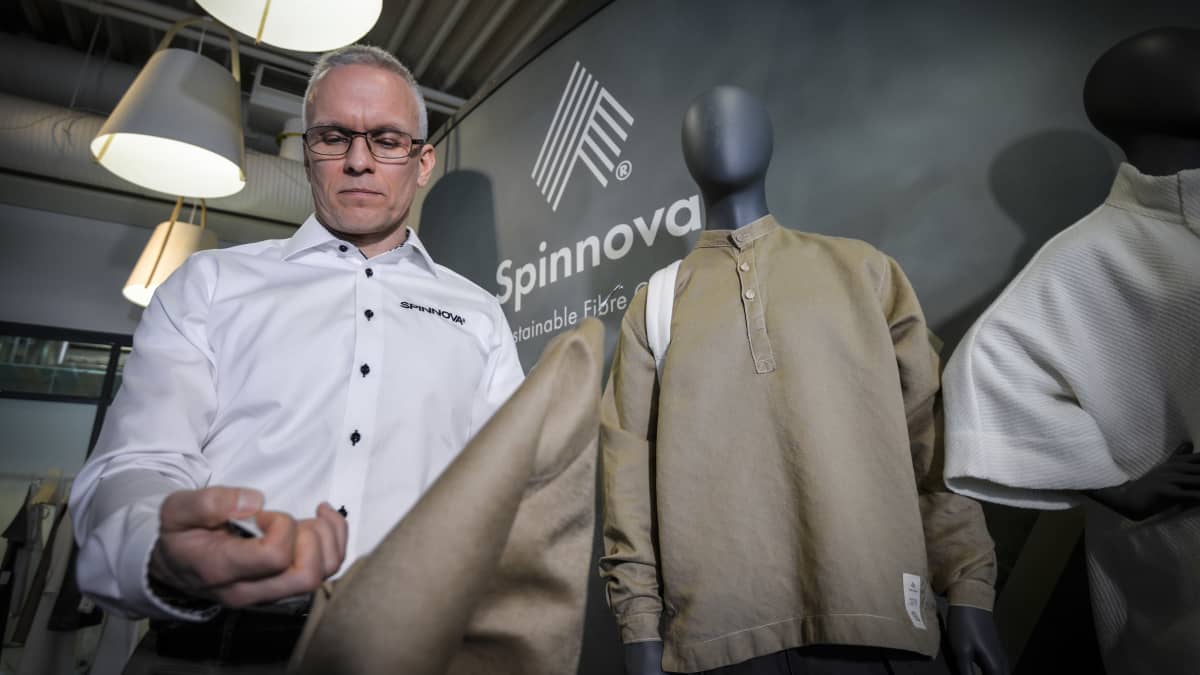 Spinnovan Janne Poranen ja puukuitukankaasta valmistettu takki.