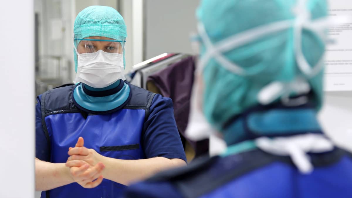 Leikkaussalihoitaja Tiina Kirssi pesee käsiään Mikkelin keskussairaalalla.