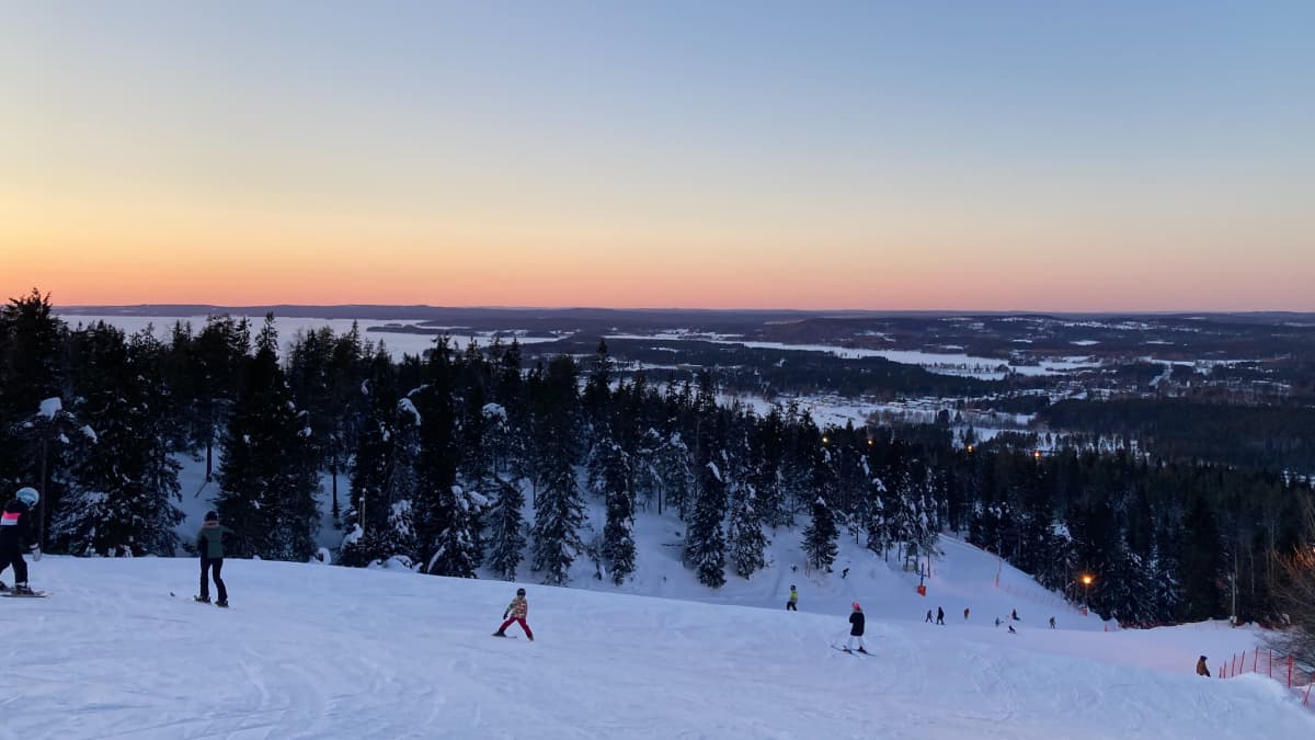 Vuokatin rinteet iltavalaistuksessa alkutalvi 2021.