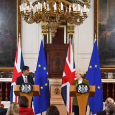 Britannian pääministeri ja EU-komission puheenjohtaja keskustelevat tiedotustilaisuudessa Windsorissa.