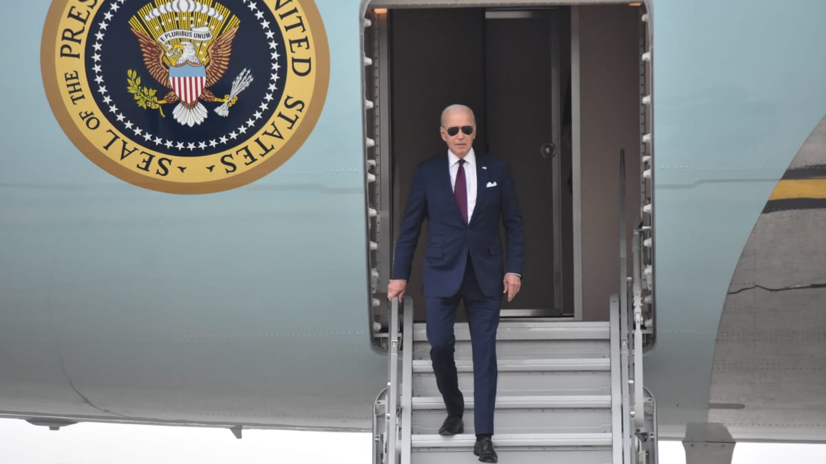 Joe Biden kävelee ulos lentokoneesta.