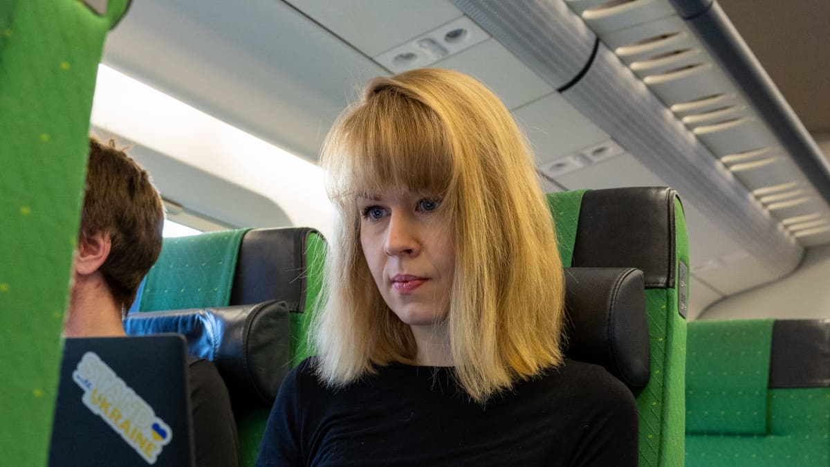 Mari Koskela, Kangasala. Nainen työskentelee tietokoneella junan kyydissä.