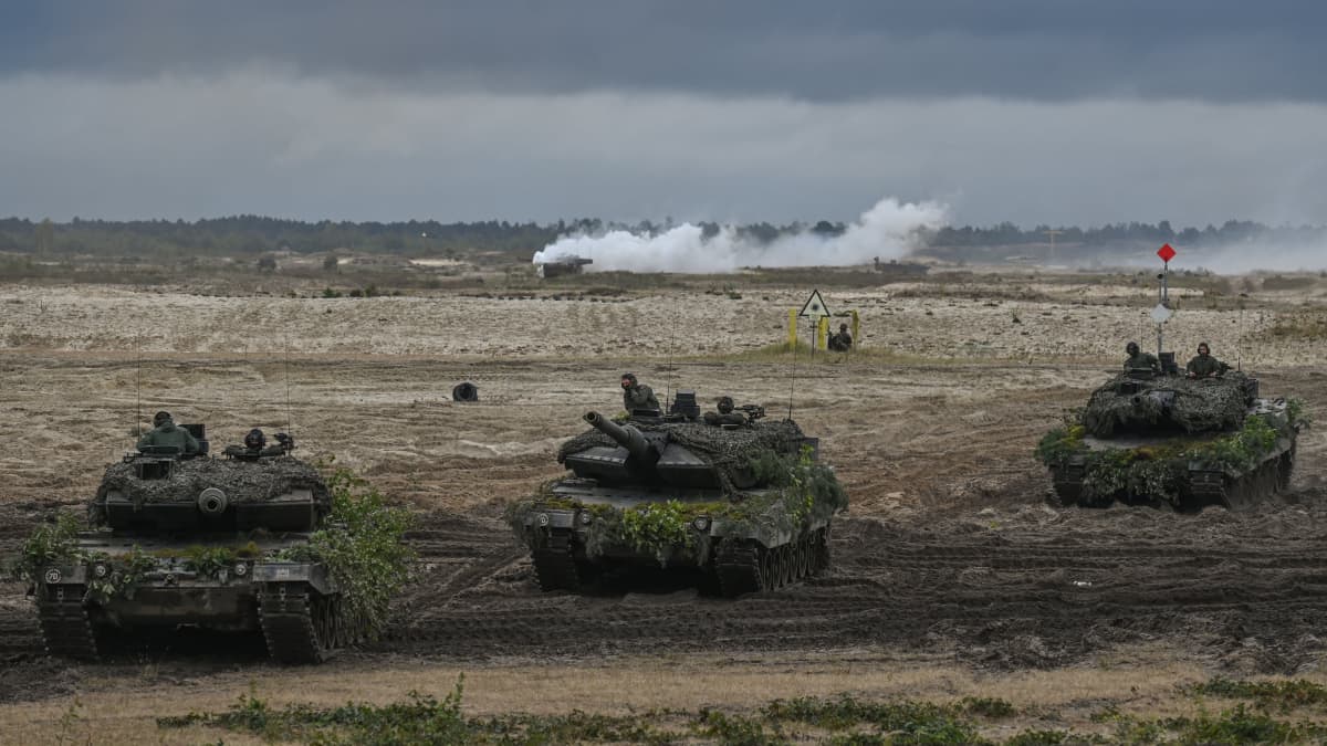Kuvassa on kolme Puolan Leipard-panssarivaunua, jotka osallistuivat Puolassa sotaharjoitukseen viime syyskuussa. 