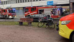 Paloautoja ja ambulanssi tien varrelle kerrostalon edessä Porin keskustassa.