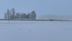 Kuopion satamassa Kallaveden jäämaratonradan pohjaa ja taustalla Vasikkasaari. 