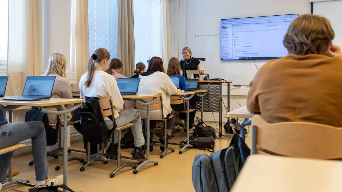 Oppilaita ruotsin kielen tunnilla Tornion yhteislyseon lukiossa.