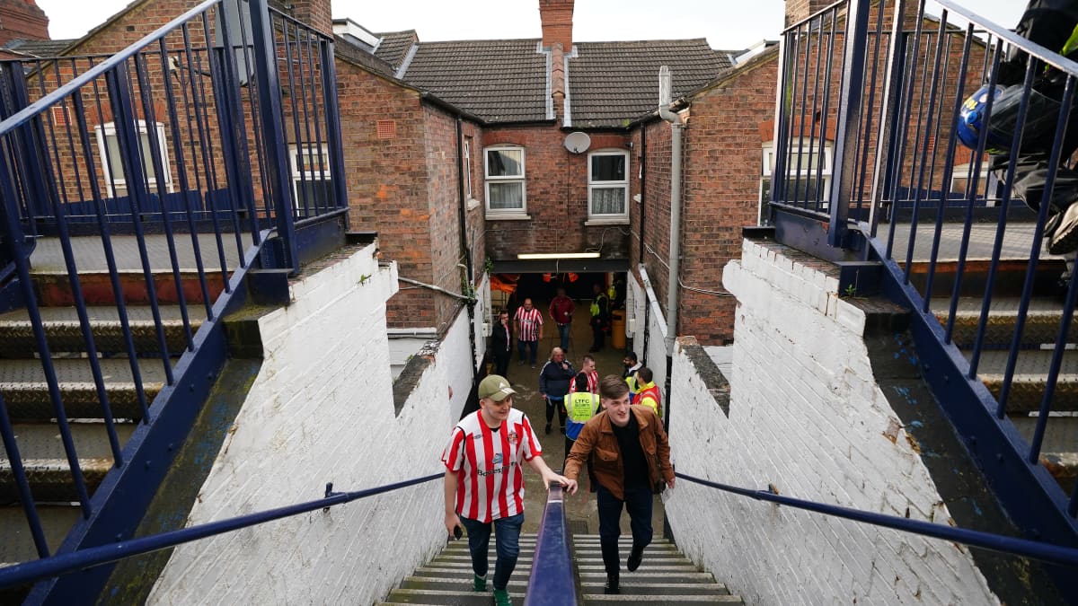 Sunderlandin fanit menossa Lutonin stadionille.