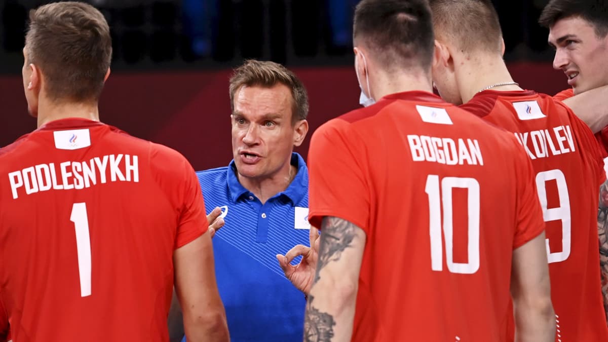 Tuomas Sammelvuo antaa ohjeita Venäjän olympiakomitean joukkueen pelaajille.