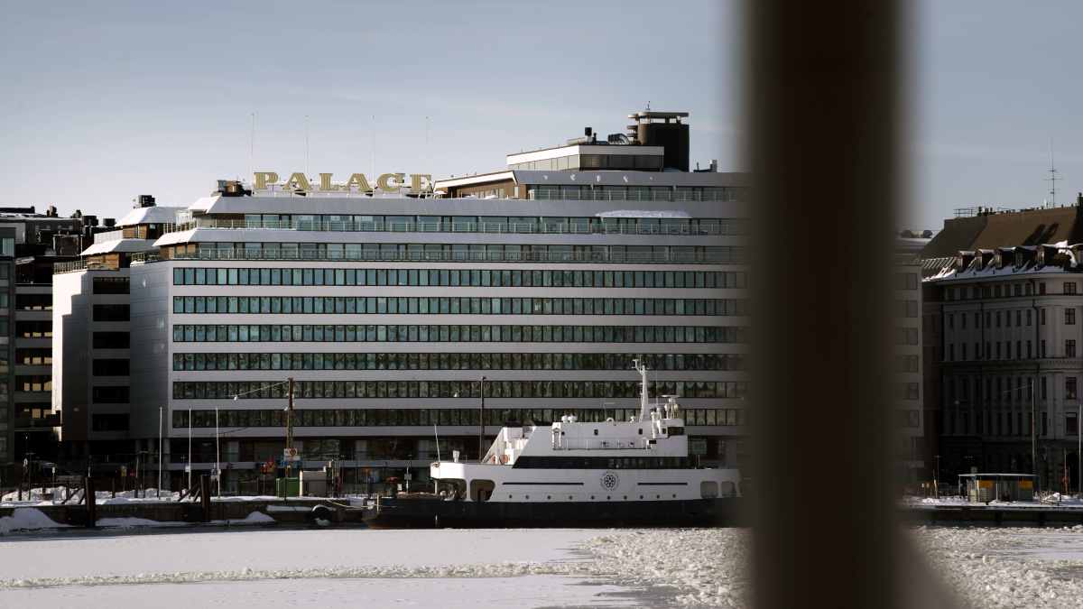 Helsingin Eteläranta talvisessa maisemassa kuvattuna mereltä päin.