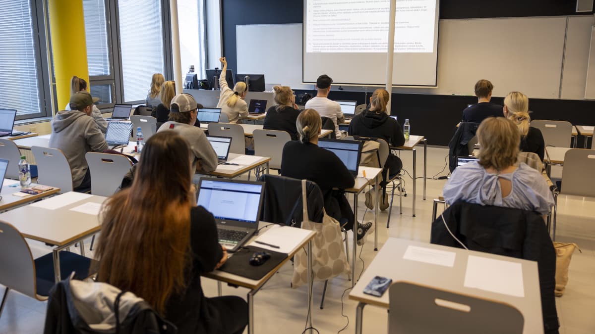 Ihmisiä luokassa valmistautumassa ammattikorkeakoulun pääsykokeisiin Haaga-Helian ammattikorkeakoulussa. 31.5.2022