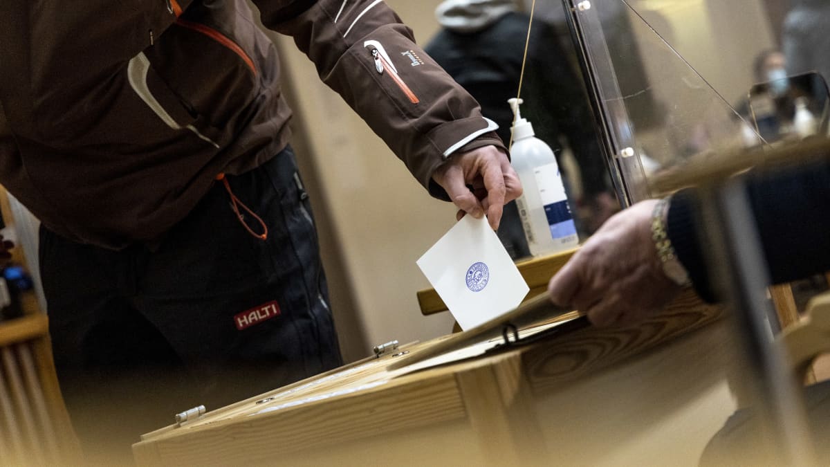Kansalainen pudottaa äänestylipukkeen niille tarkoitettuun laatikkoon Siilinjärven kunnantalolla sunnuntaina 23.1.2022 aluevaalipäivänä