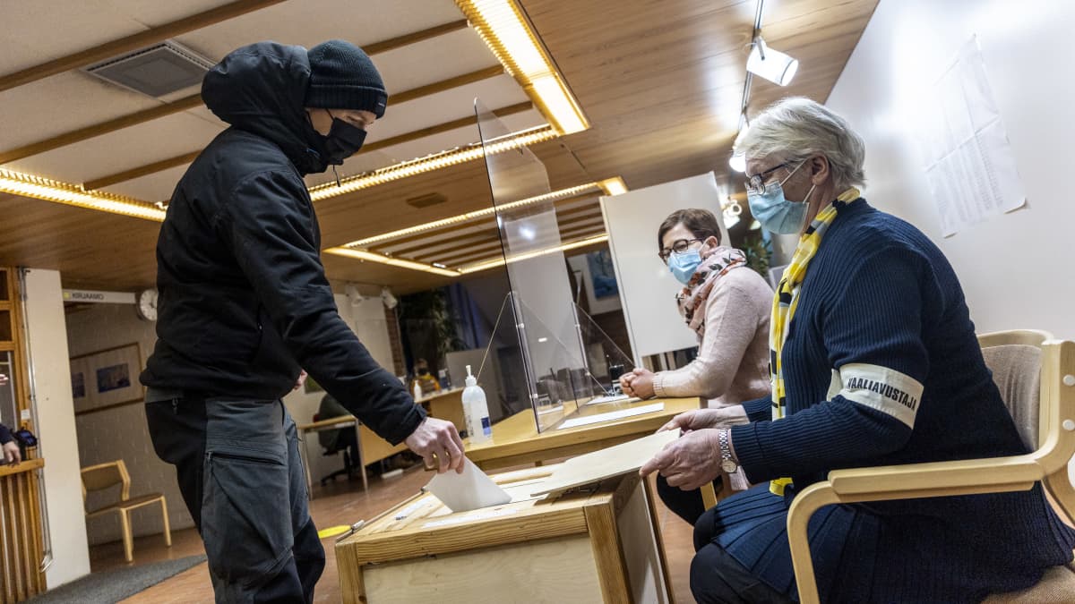 Siilinjärveläinen Tomi Kukkonen pudottaa äänestyslipukkeen äänestyslaatikkoon kunnantalon äänestyspaikalla.