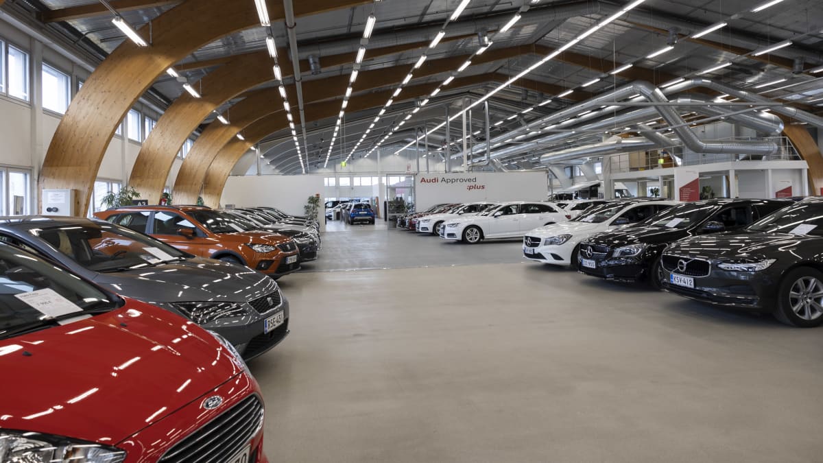 Autohallissa parkissa useita autoja.