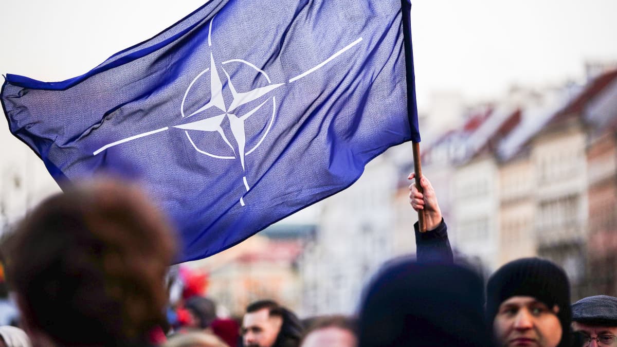 En person viftar med en Natoflagga.