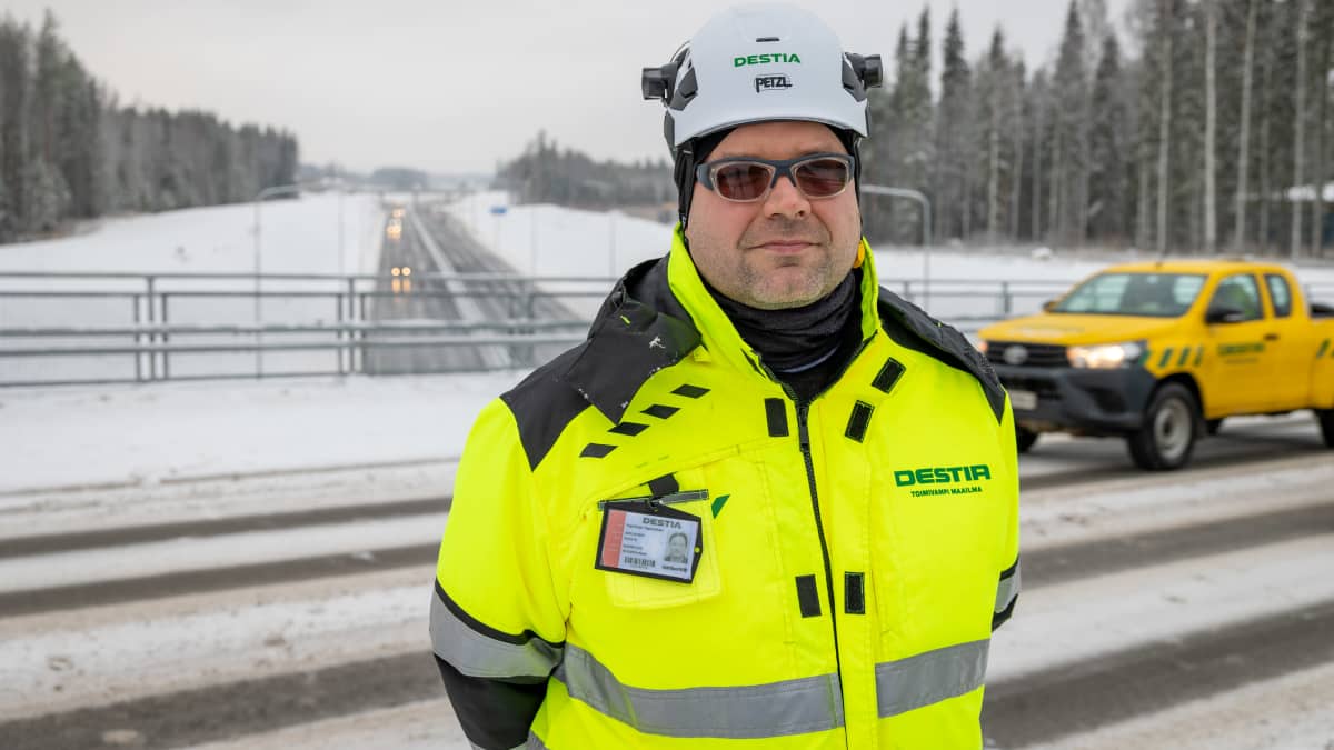 Destia työpäällikkö Topi Tapanainen Hämeenkyrön ohitustien uudella sillalla.