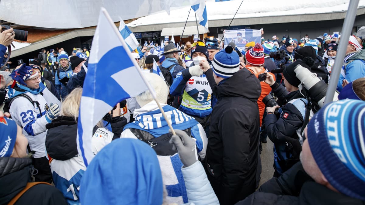 Suomen joukkue tervehtimässä faneja viestihopean jälkeen.