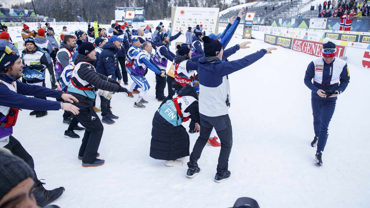 Suomen hiihtomaajoukkue kiittää katsojia miesten viestin jälkeen Planican MM-kisoissa. 
