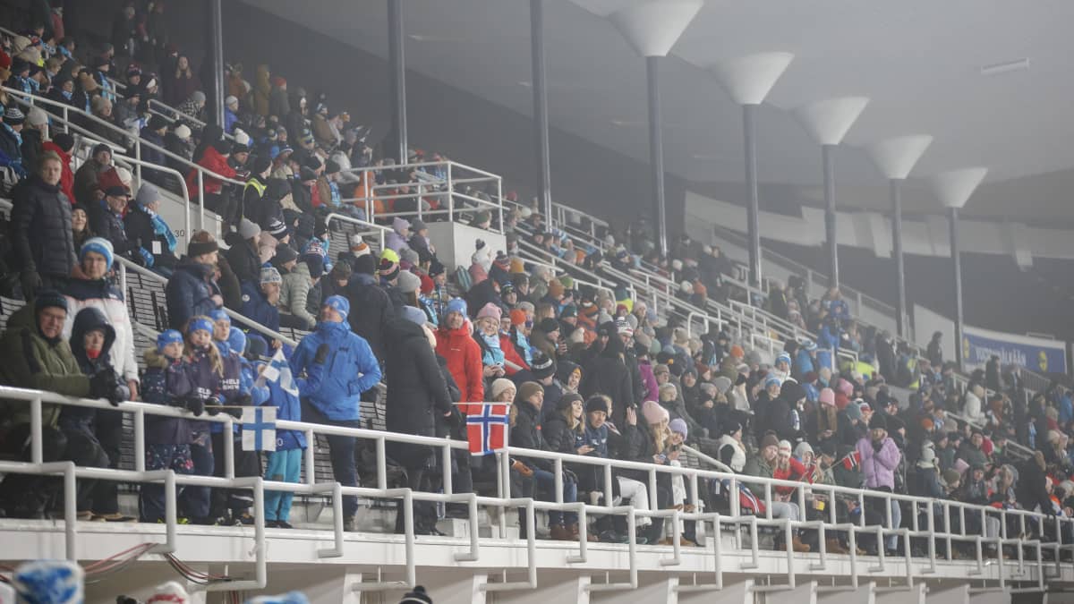Yleisöä stadionsprintissä Helsingin olympiastadionilla.