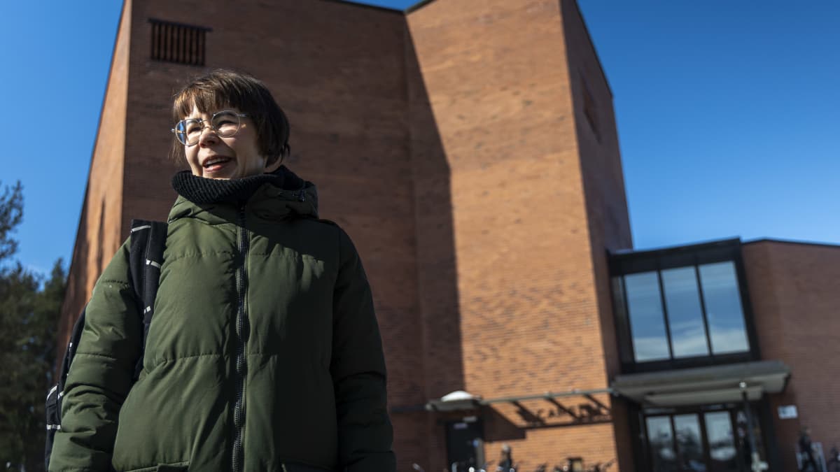 Mari Käyhkö seisoo Itä-Suomen yliopiston, Joensuun kamppuksen edustalla.