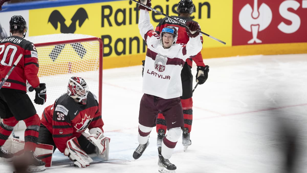 Dans Locmelis tuulettaa Latvian 1–0-maalia Kanadaa vastaan.