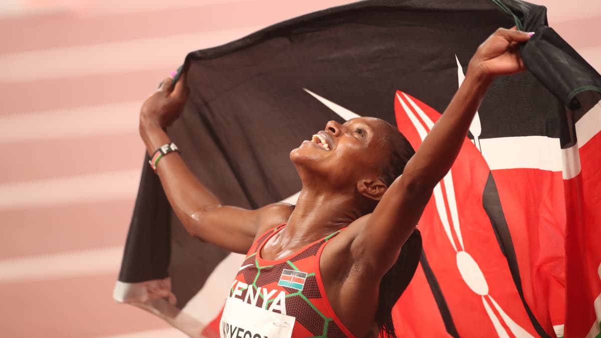 Faith Kipyegon juhlii 1 500 metrin olympiavoittoa Tokiossa 2021.