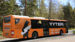 Linja-auto, jonka kyljessä on Yyterin logo
