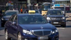 Ruuhkaista autoliikennettä Helsingin keskustassa kesällä.