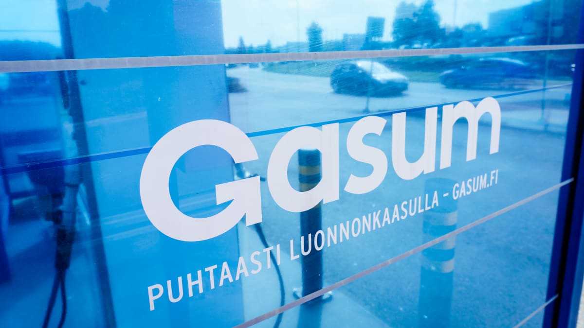 Sinisen tankkausaseman kyljessä teksti Gasum, puhtaasti luonnonkaasulla.