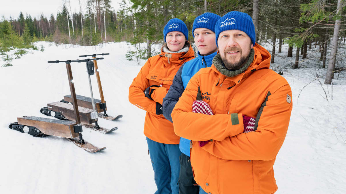 Kauppisten perhe ajelee sähkölumiskootteri e-lylyllä aina kun mahdollista.